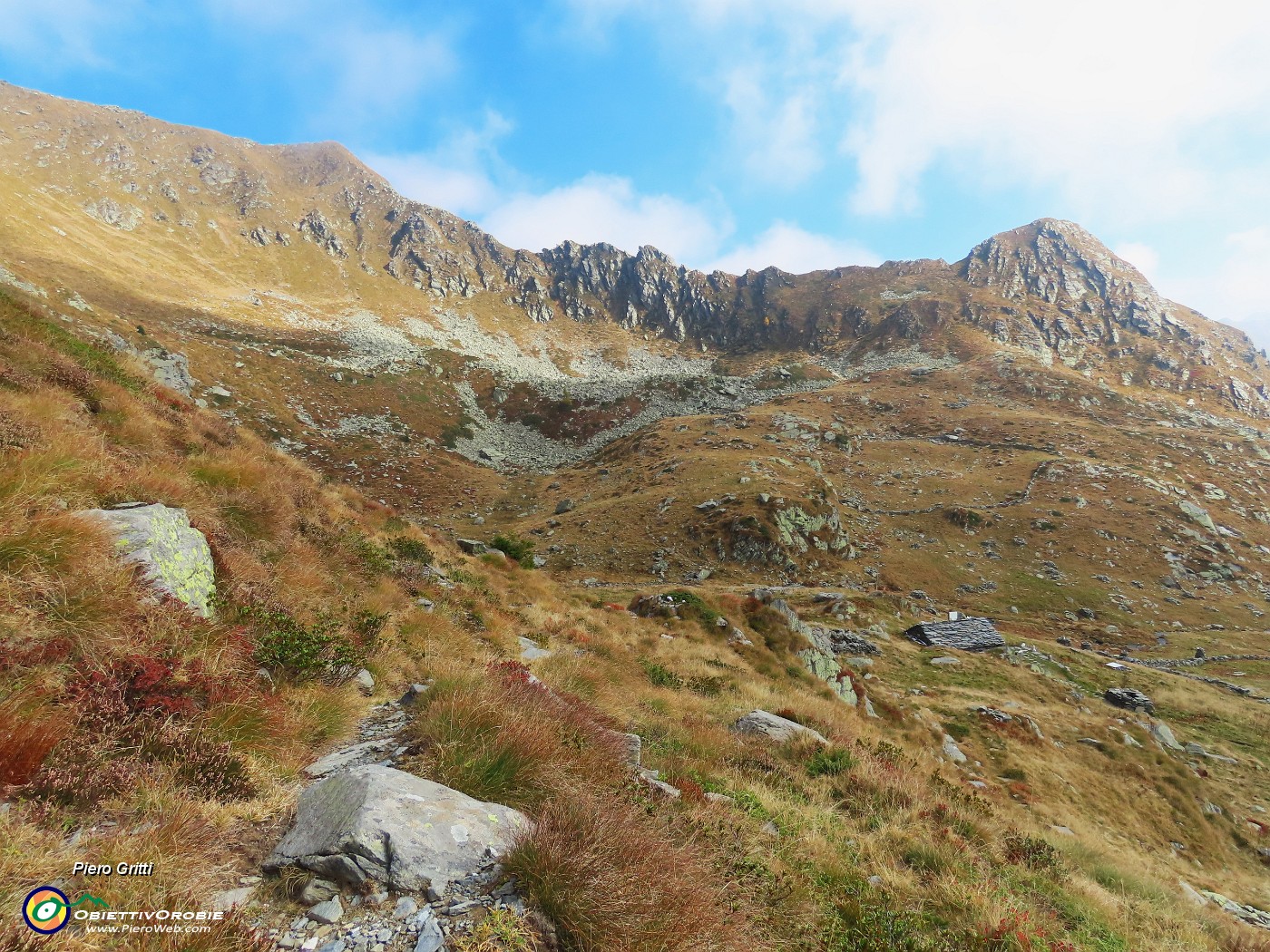 59 Bivacco Zamboni con Monte Azzaredo.JPG